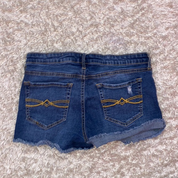 Size 11 Mudd jean shorts - Picture 2 of 3
